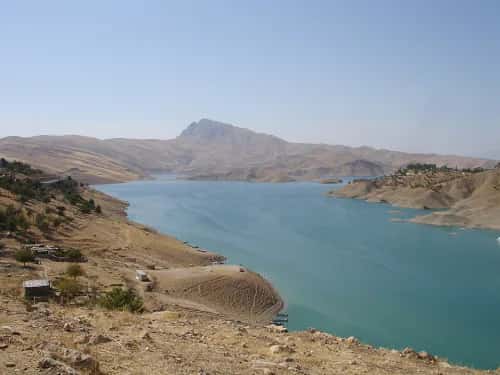 کەناری دەریاچەی دوکان لە سلێمانی